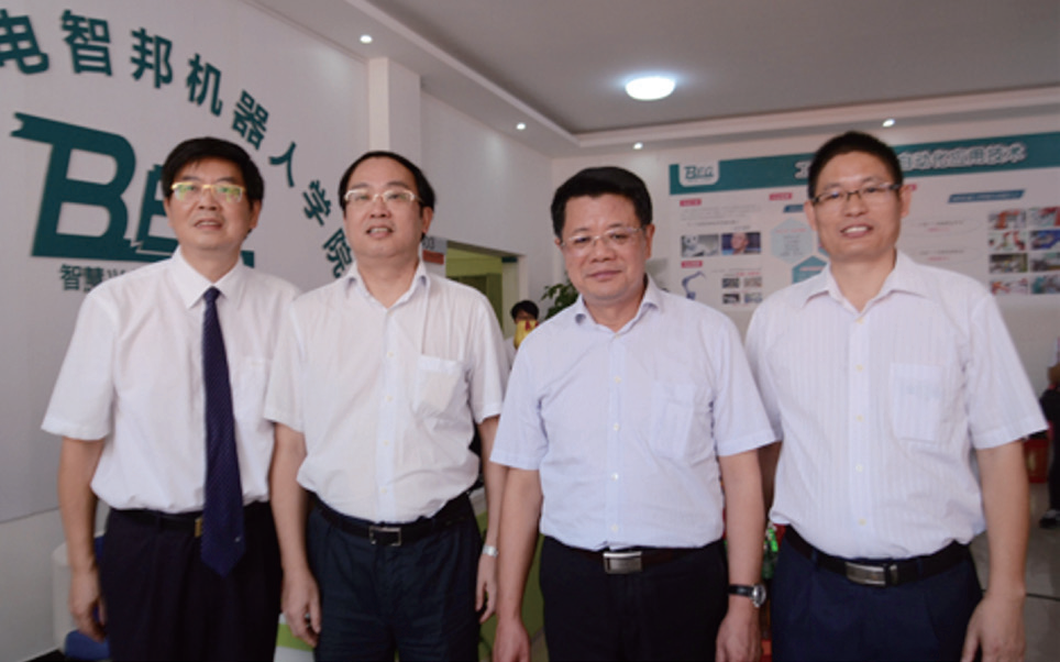 湖南省教育厅厅长肖国安视察